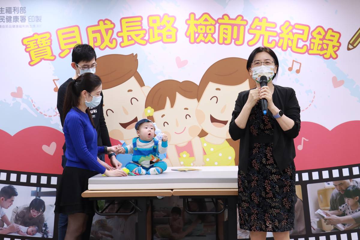 民眾劉先生的孩子提早一個月出生，靠著寶寶手冊及國健署的教學影片，解決許多育兒疑問