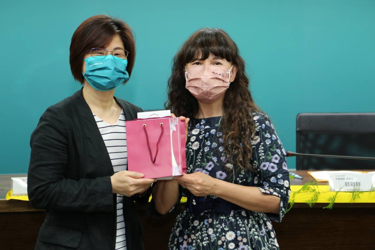 中山女高校長吳麗卿(右)認為媒體識讀課程對學生很重要