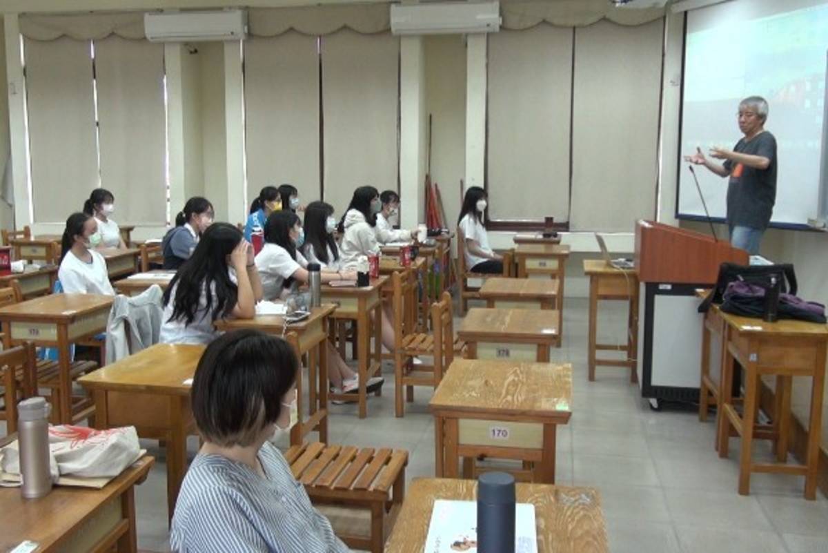 政治大學傳播學院為臺北市中山女高規劃6周的媒體識讀微課程