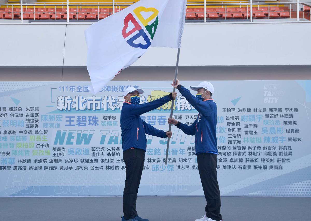 桌球隊新秀陳柏諺代表授旗