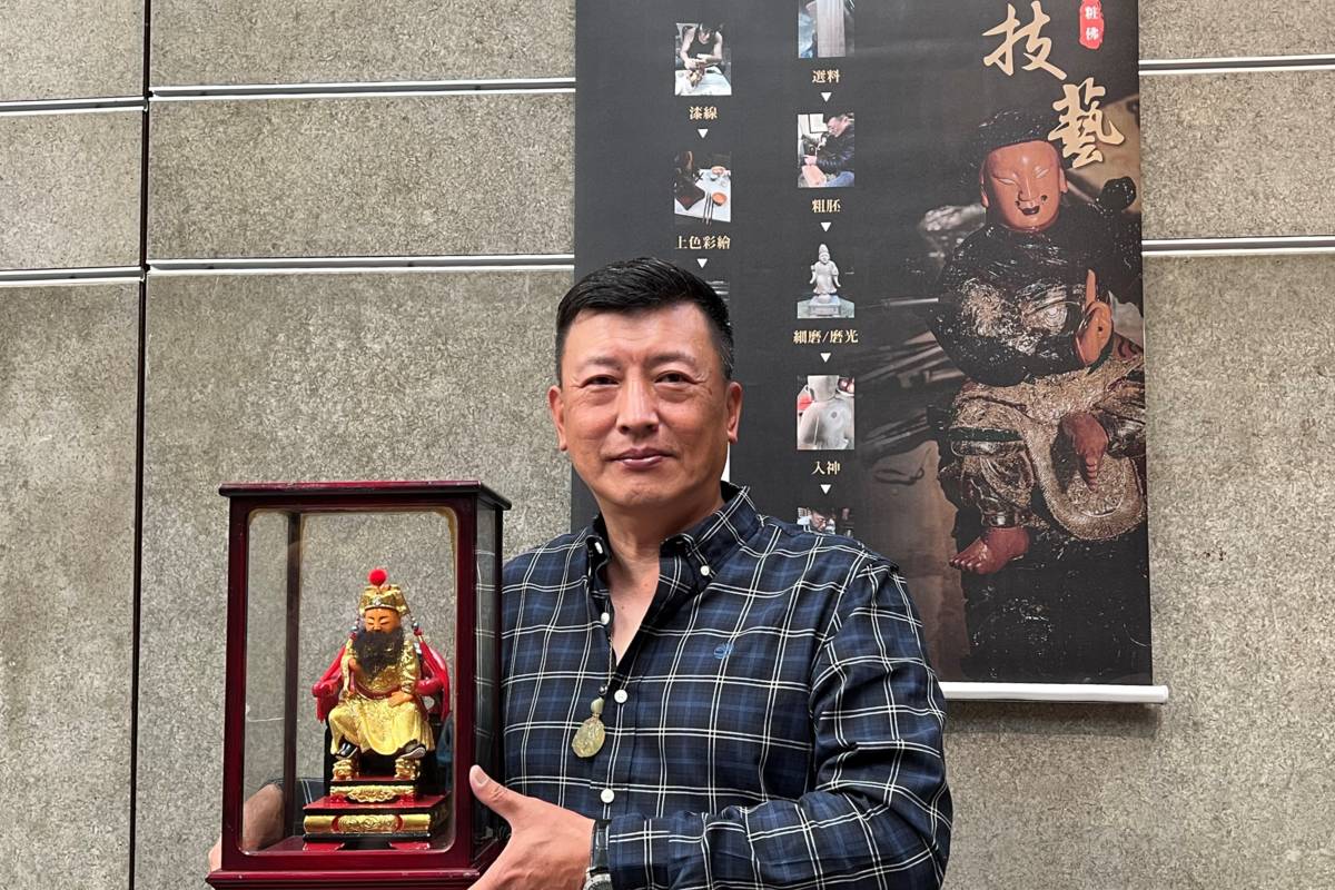 粧佛工藝師吳翔宇鑽研神像雕刻30年(圖片來源：彰化縣文化局提供)