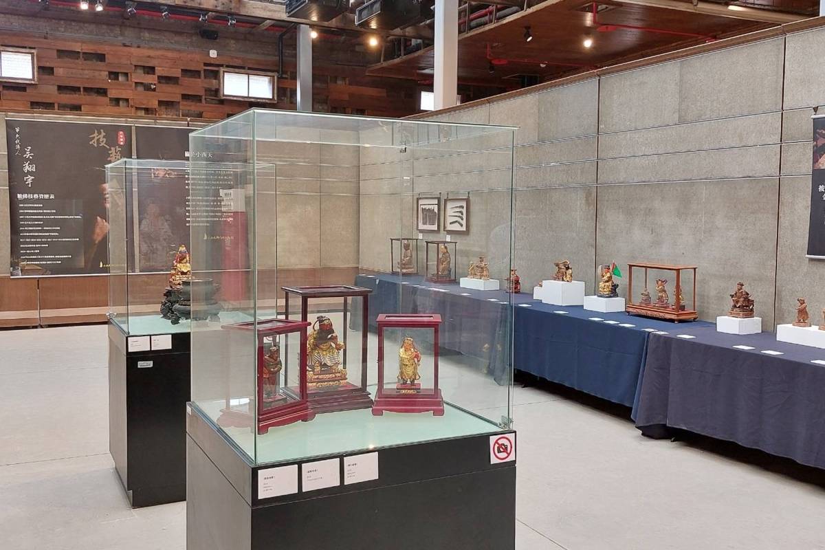 藝師吳清波與吳翔宇父子共同創作32件神像作品在福興穀倉展出(圖片來源：彰化縣文化局提供)