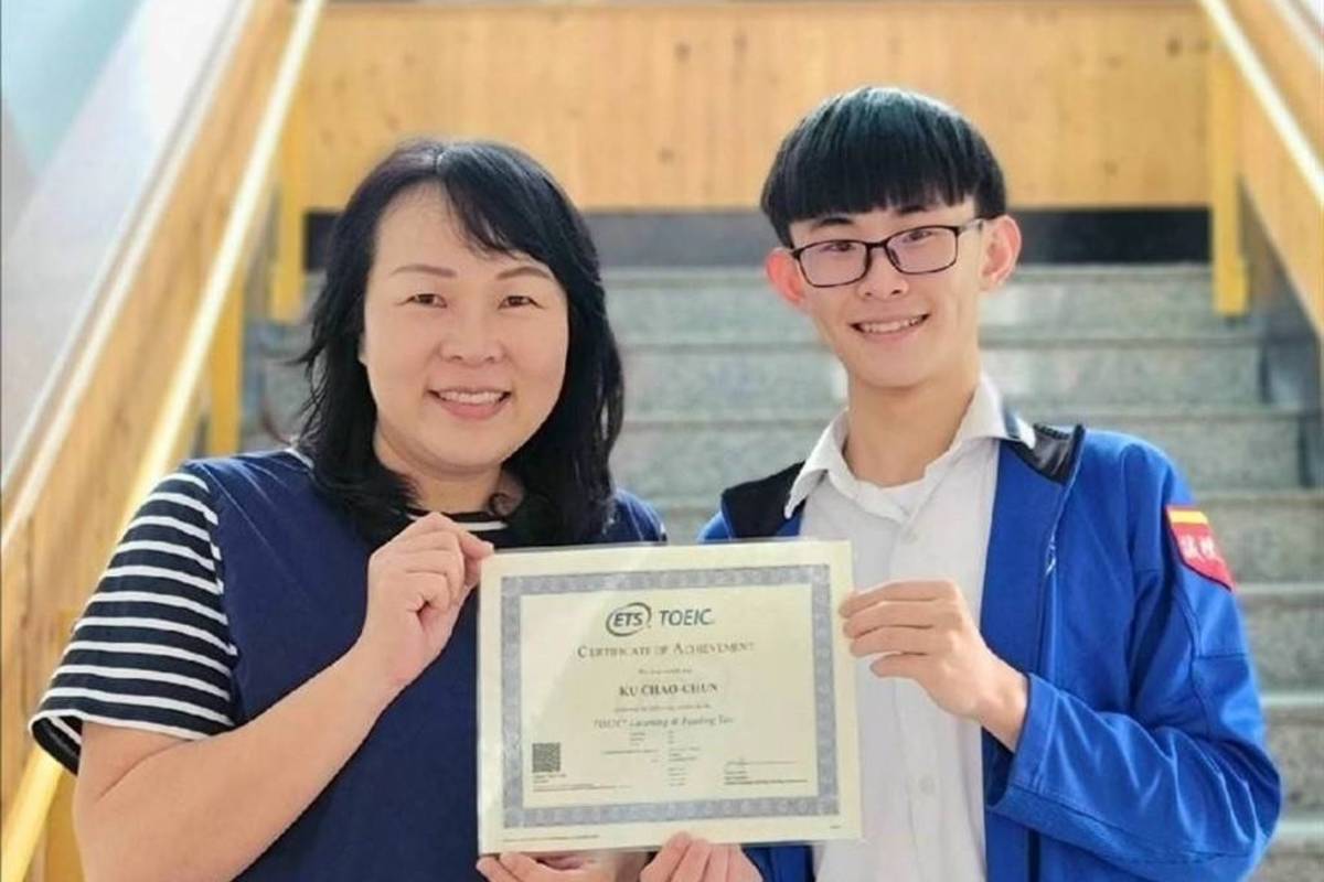 臺東高商觀光事業科三年級的古兆峻(右)多益獲790分，他感謝英文老師陳伯華(左)的耐心指導。