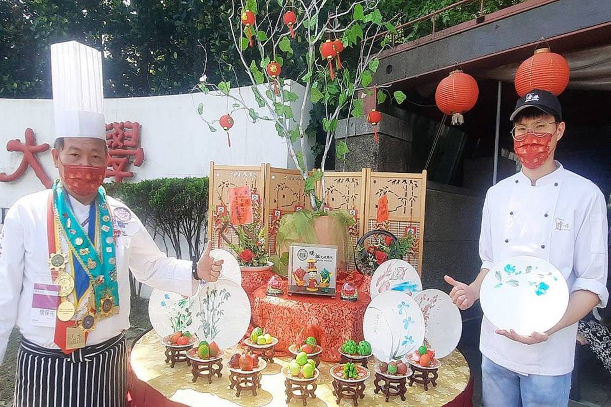 餐旅系以傳統宗教飲食的畫盤、鹽雕及麵雕等技法，重現「宴王看桌」的民間神明節慶餐飲藝術