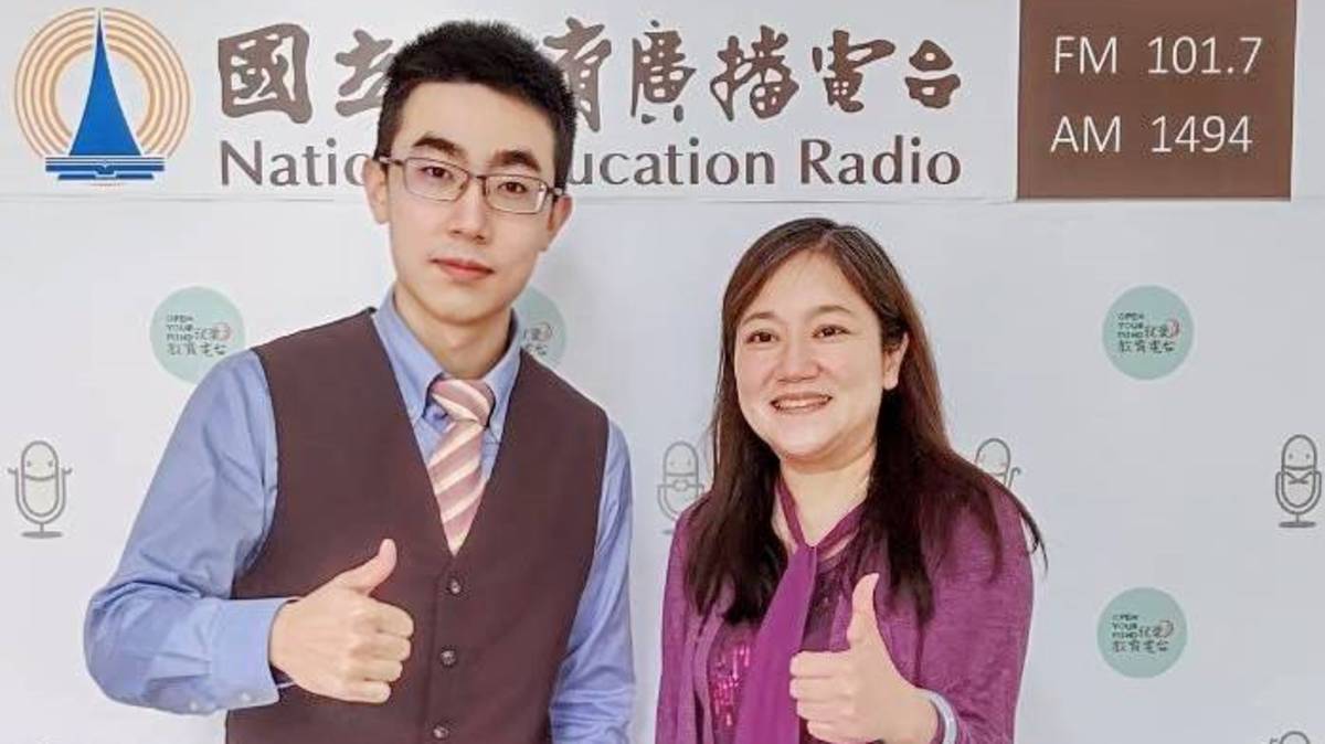 江忠軒中醫師與主持人姚臻合影