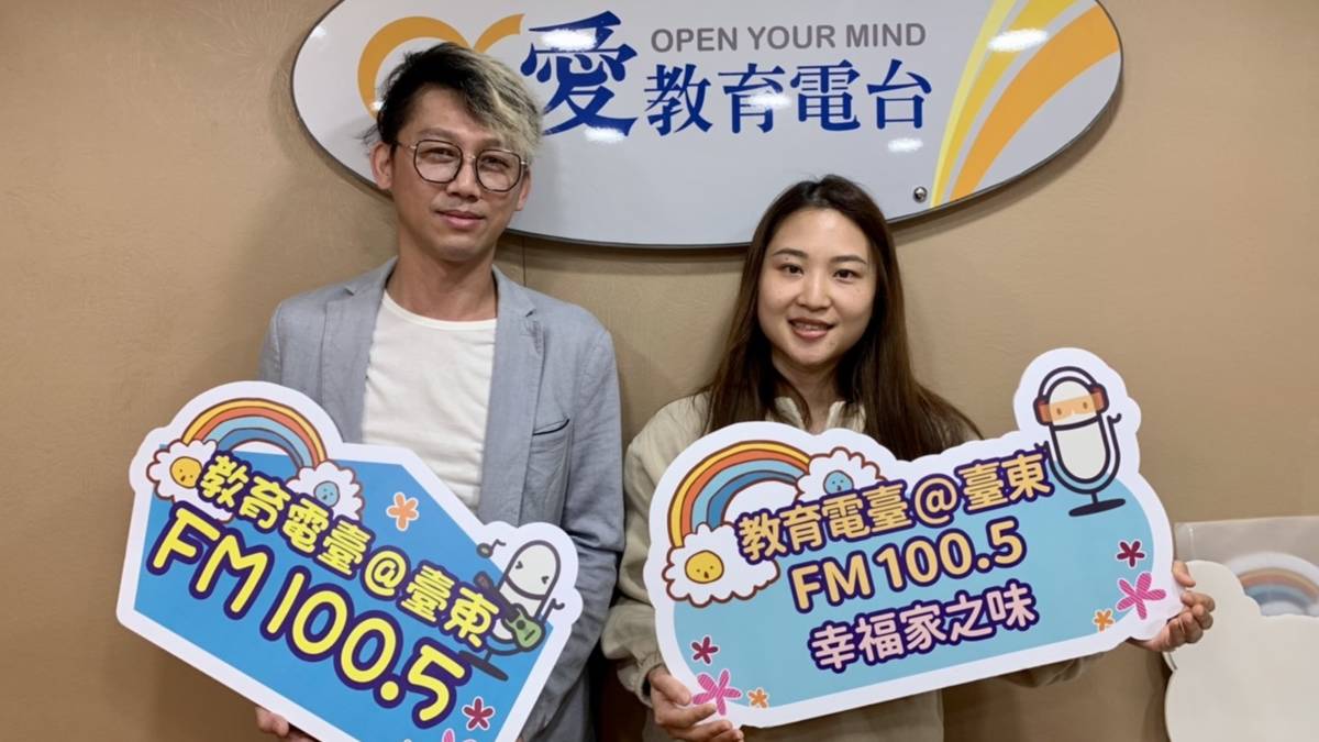 簡志勳執行長(左)與主持人臻臻(右)