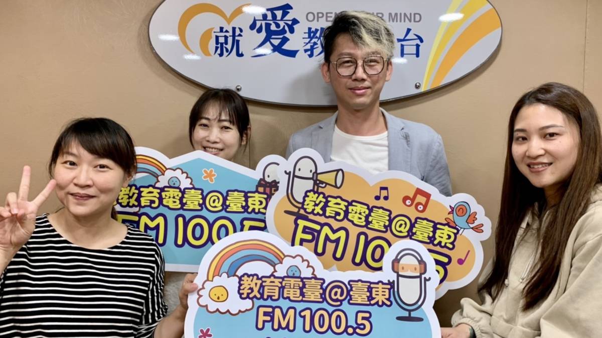 與思瑩主持人(左1)及簡志勳執行長(右2)還有好友一同來微醺