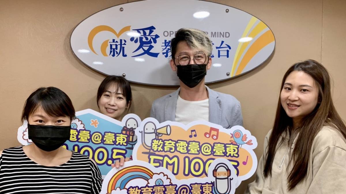 與思瑩主持人(左一)還有夏卡(左二)還有特別來賓
阿勳(右二)在節目中與大家分享