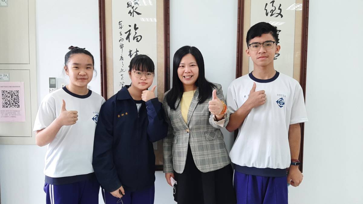 （左起）受訪學生歐芊秀、黃妍希、校長方麗萍、學生劉宗鋐