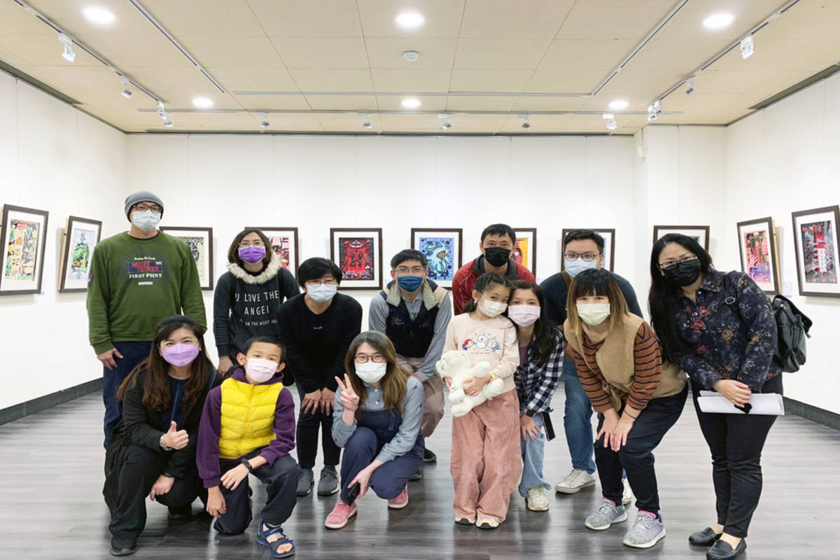 泰山國小師生及家長們於新莊文藝中心藝術廳「泰山國民小學第9屆藝術才能美術班畢業美展」合影 (新北市文化局提供)