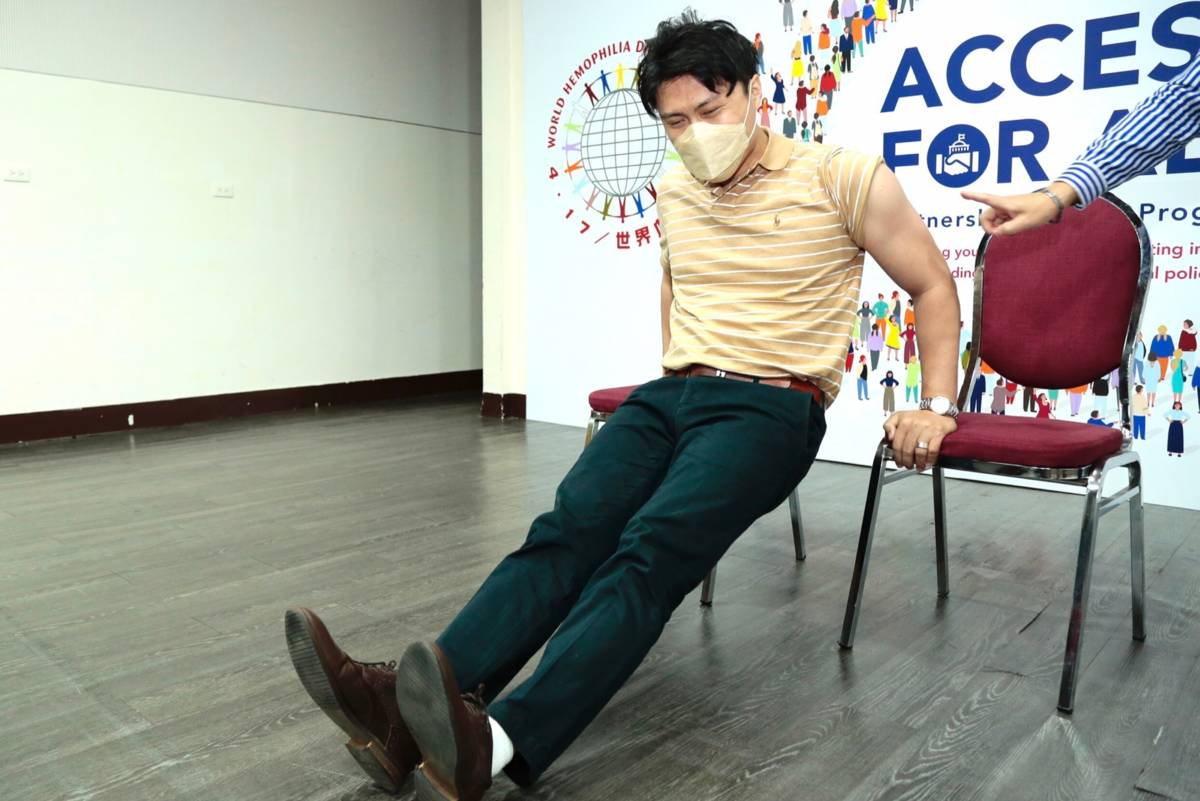 血友病友陳泓瑞醫師透過運動強化肌力、保護關節，降低出血風險(圖:臺灣血栓暨止血學會提供)