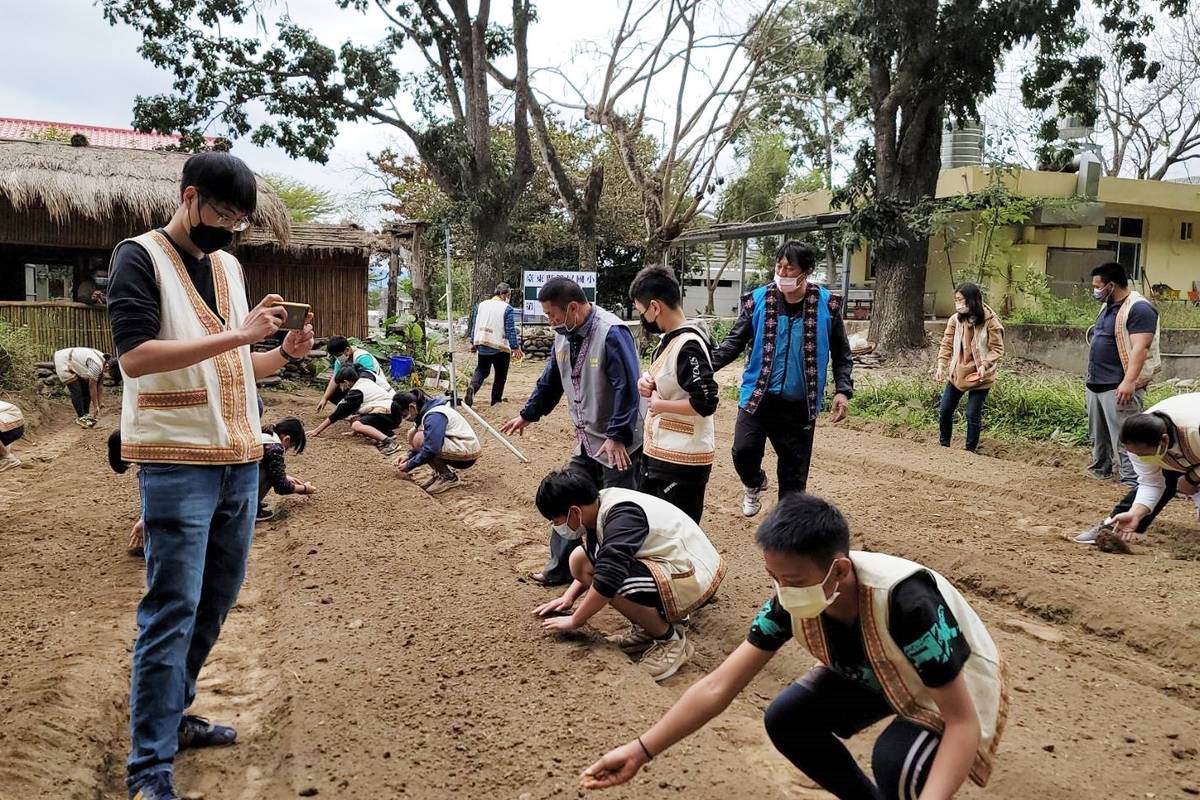 臺東縣海端鄉錦屏國小以食農教育為核心發展跨域課程，培養學生農育及食育的知識與技能。