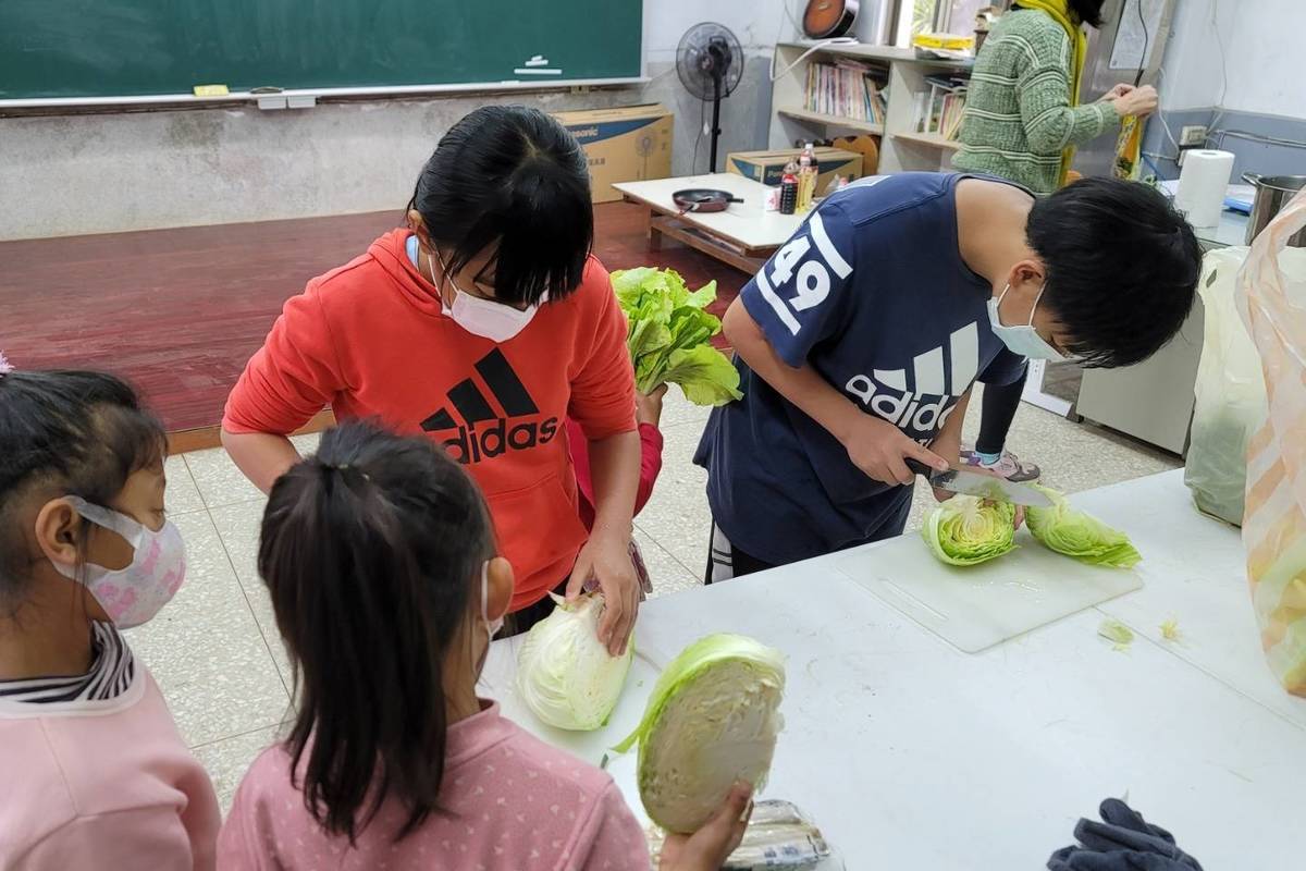 臺東縣海端鄉錦屏國小以食農教育為核心發展跨域課程，培養學生農育及食育的知識與技能。