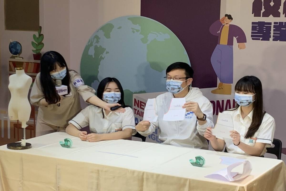 新北市教育局長張明文(右2)與師生一同演示技職雙語課程