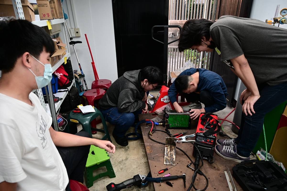 臺科大的學生們組車隊，發揮動手實作的精神和特長，準備進軍參加國際電動車賽車競賽。 (臺科大提供)