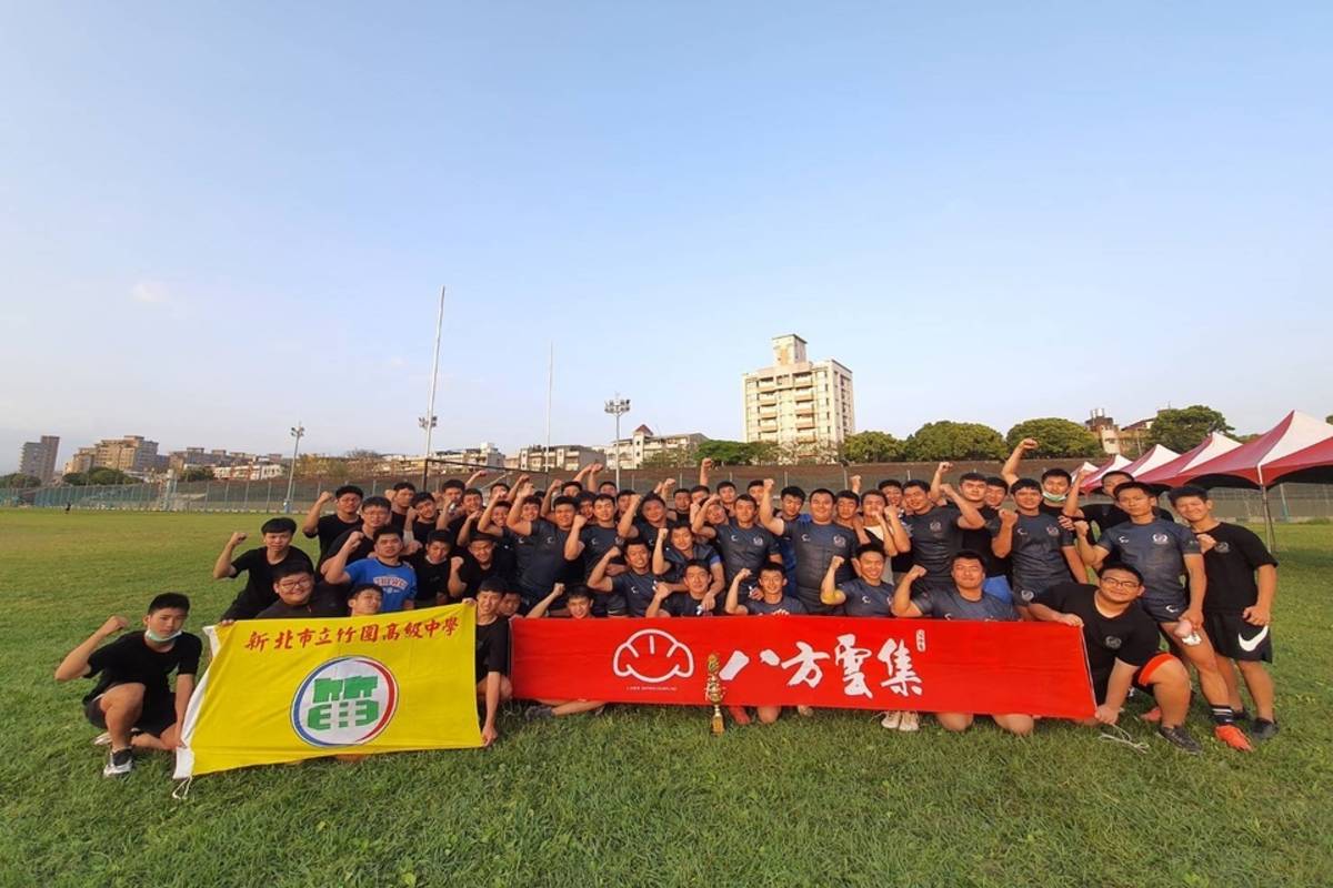 八方雲集、梁社漢集團長期對竹圍高中橄欖球隊員飲食營養上長期贊助(3月賽後合照) (新北市教育局提供)