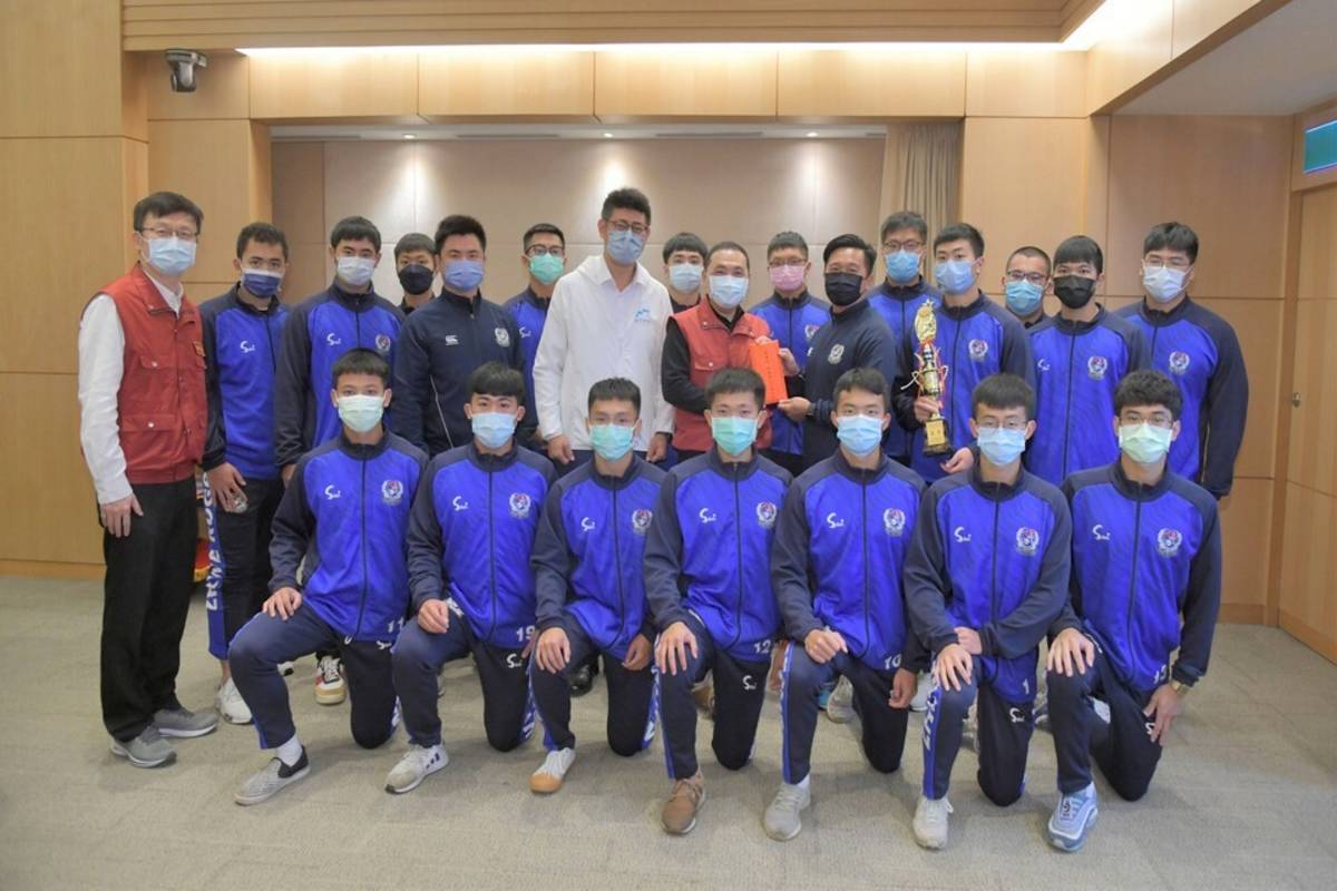 竹圍高中奪得110學年度第76屆全國橄欖球錦標賽冠軍侯友宜市長頒發獎勵金，由教練李建霖受獎 (新北市教育局提供)
