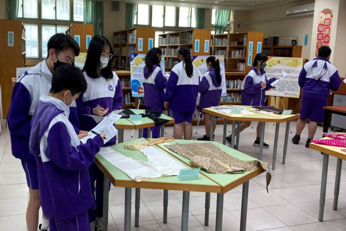 林口國中與世界宗教博物館合作展示異國宗教相關服飾，學生小組討論進行學習 (新北市教育局提供)