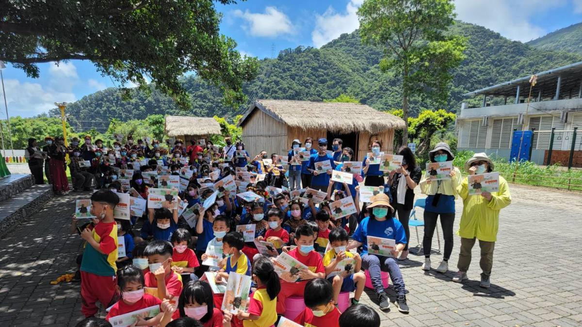 達魯瑪克實驗小學全體師生參與繪本«當導令響起»的發表