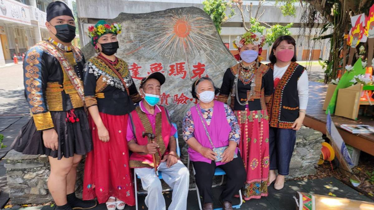 當年參與事件的部落耆老以及故事繪本指導老師們及校長(右一)