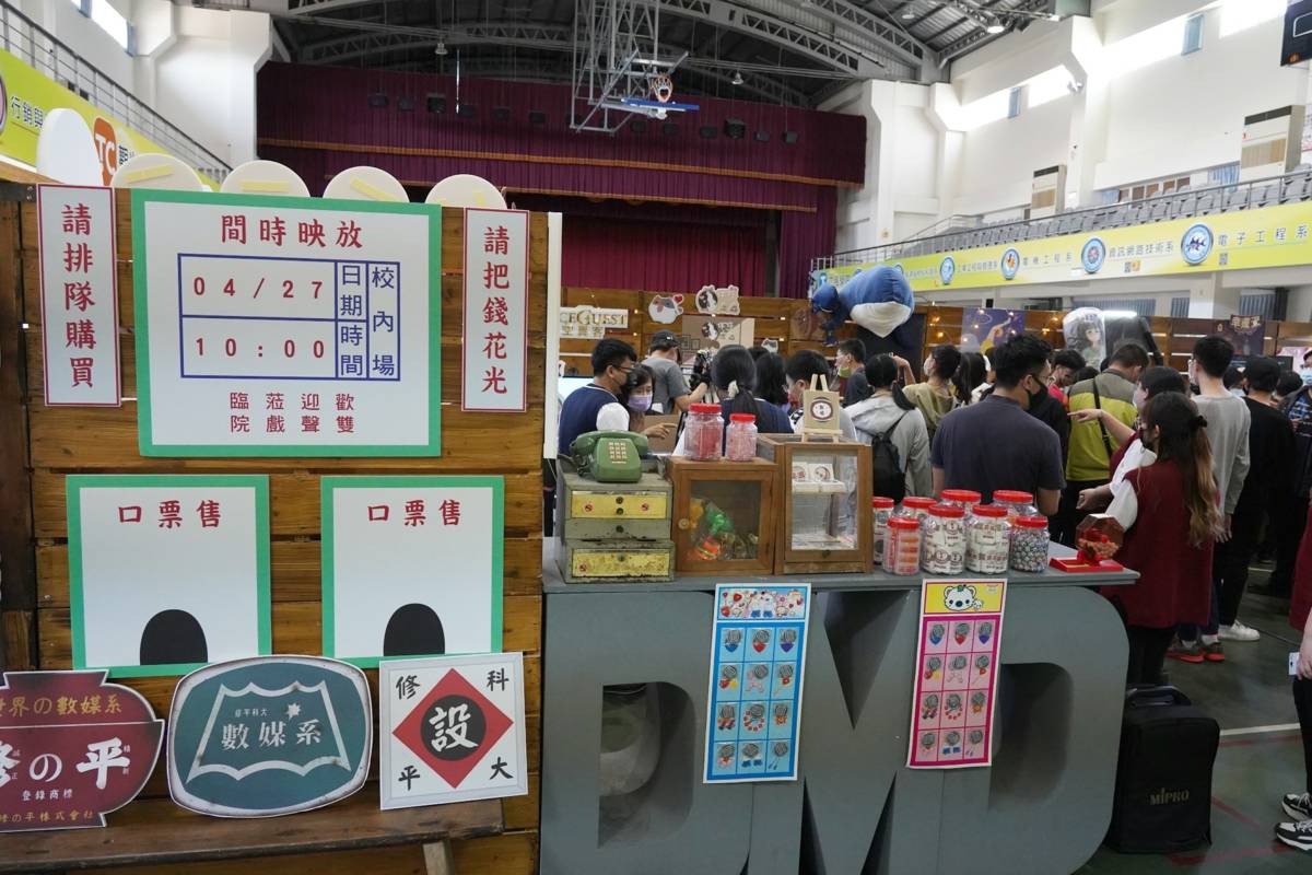 修平科大畢業展打造臺灣復古戲院風格的展場
