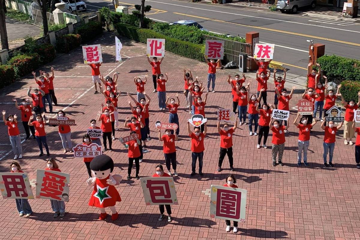 彰化家扶員工跳舞快閃希望大家都能正視兒少虐待問題(圖片來源：彰化家扶提供)