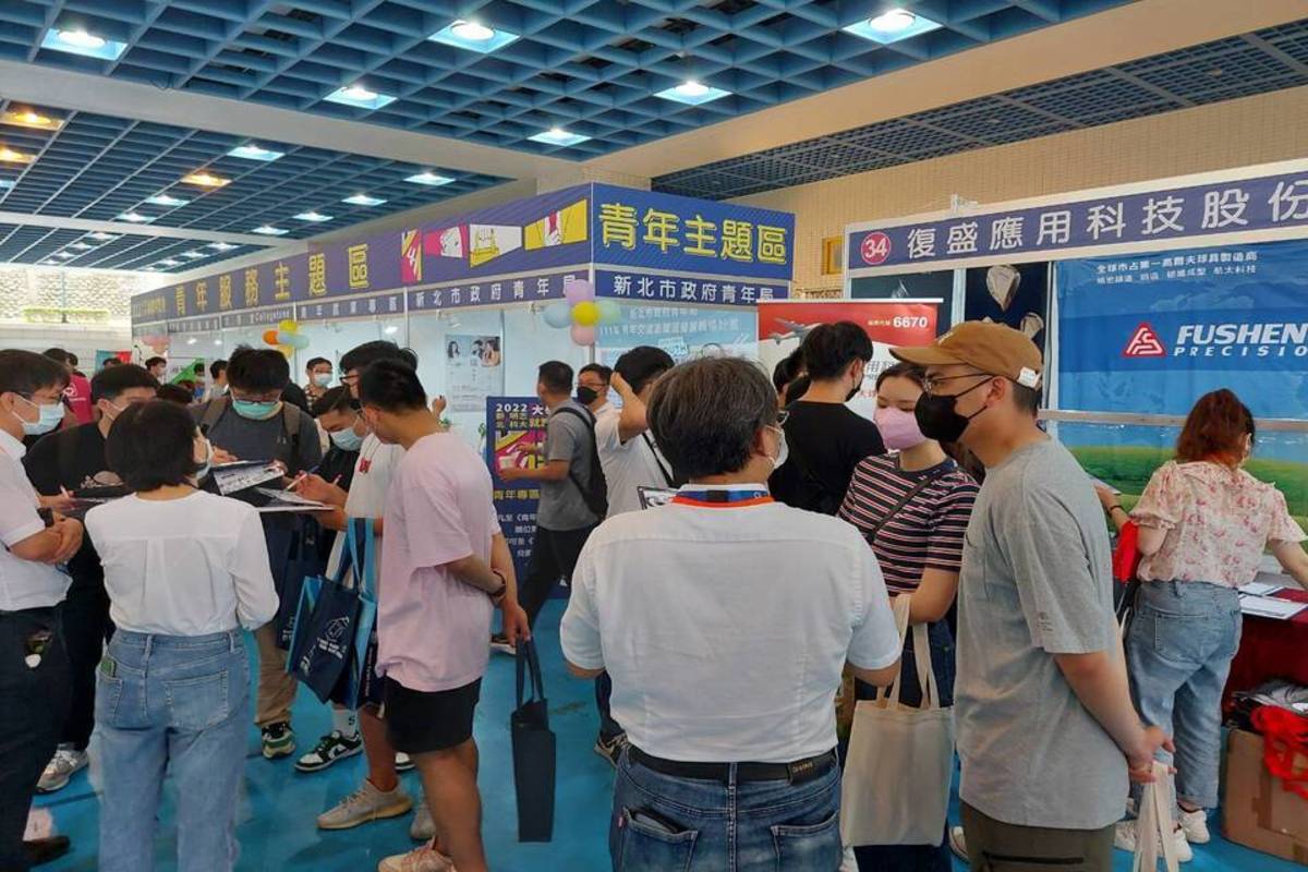 新北市政府在明志科大舉辦校園就業博覽會 (新北市就服處提供)
