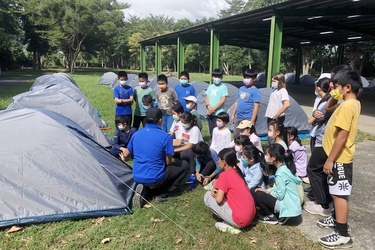 臺東縣面山學校規劃體驗式冒險探索教育，如高空探索、攀樹、登山等課程，帶領學童多元探索、親近自然。