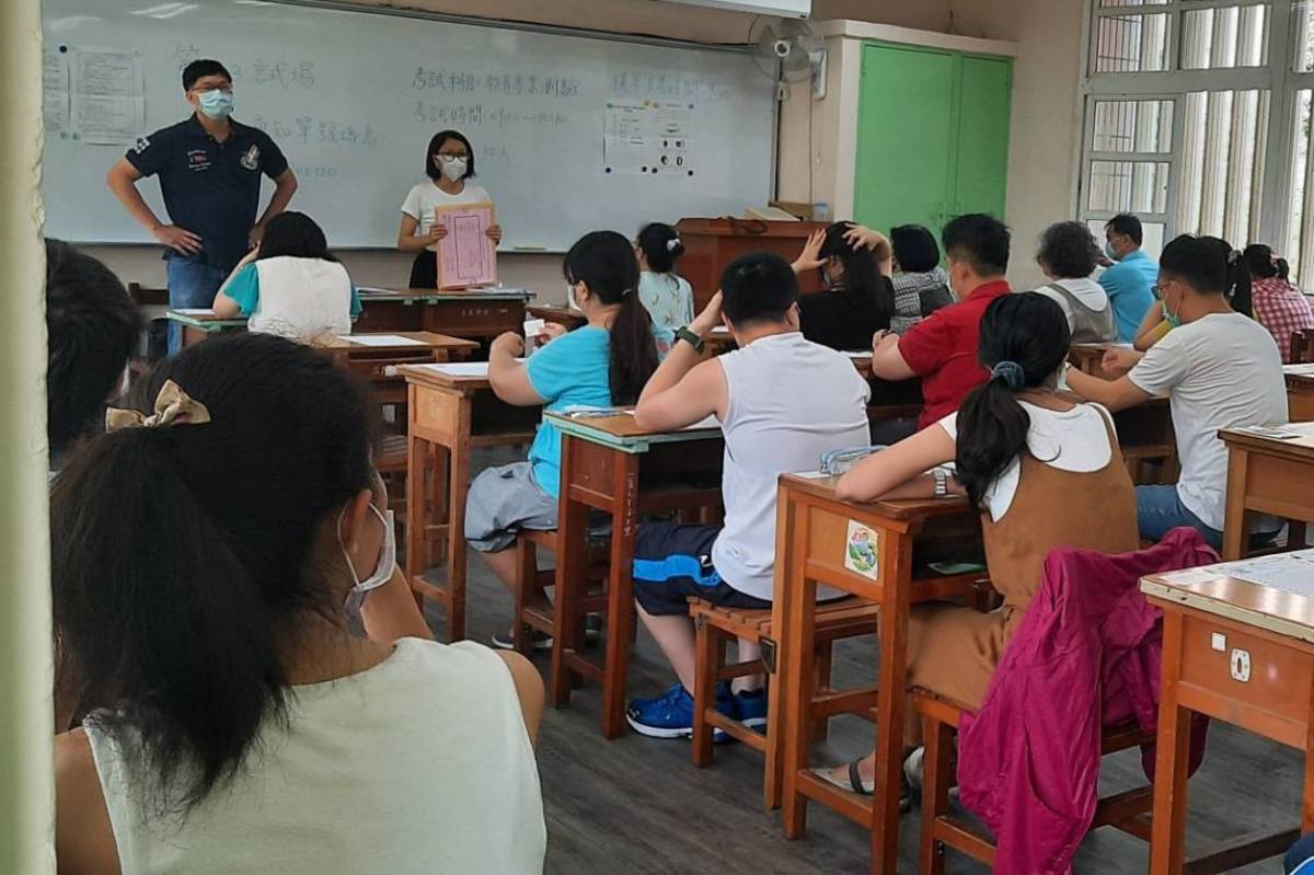 新北國中教甄，考生於試場進行筆試(資料照)
