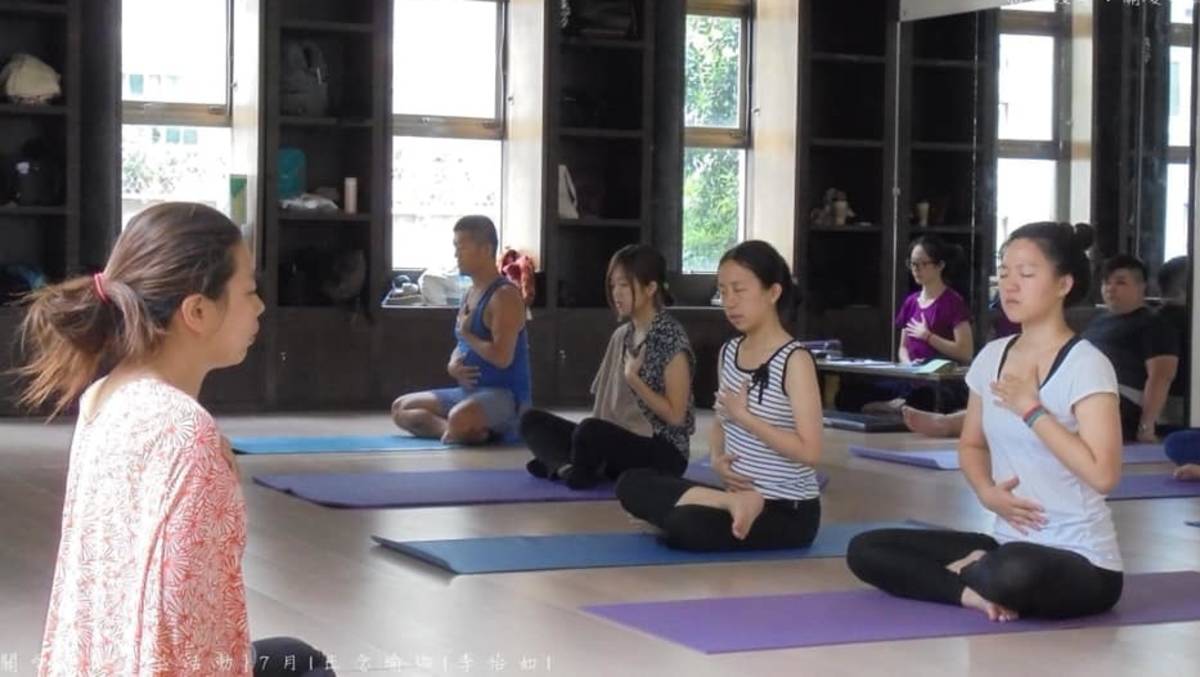 正念瑜珈其實每個人都可以練習與情緒和身體共處(圖片來源：李怡如提供)