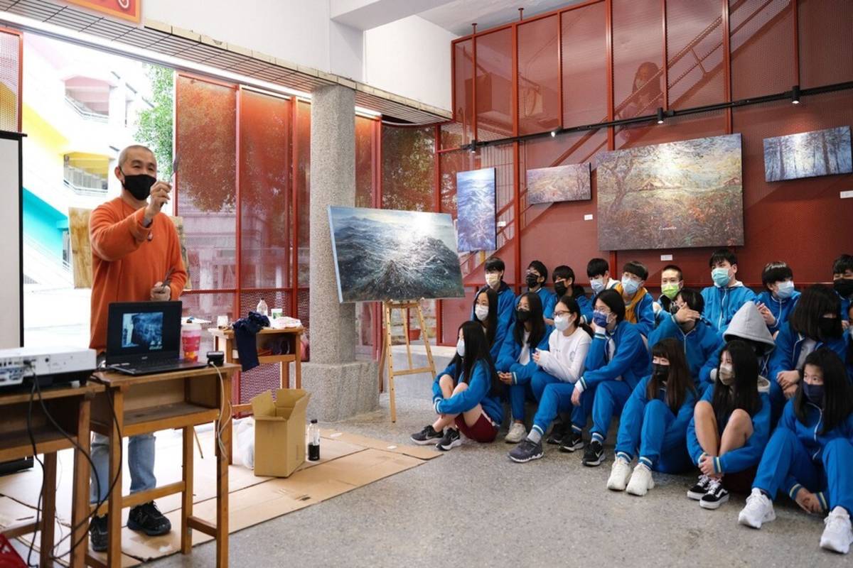 將川堂門拉上後 成為辦理國際藝術沙龍活動展區 (新北市教育局提供)