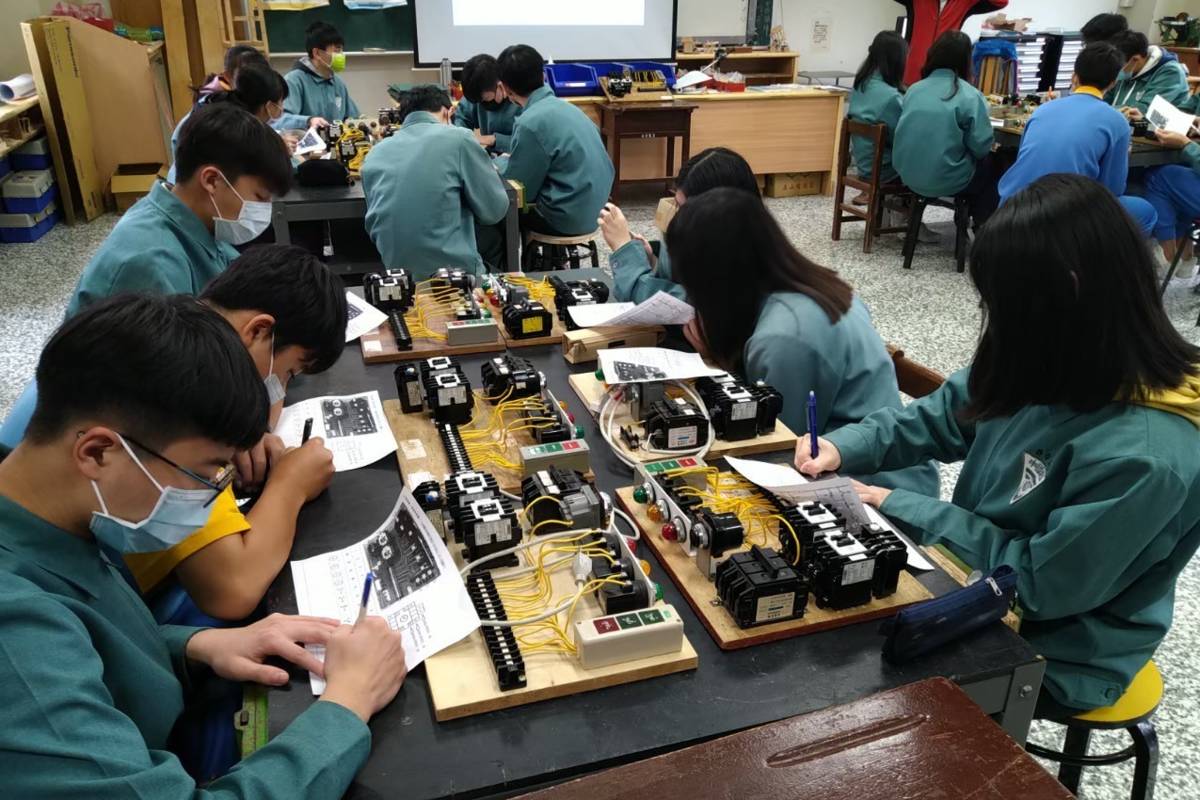 宜蘭縣頭城國中學生參與適性探索活動（圖為電機科課程）