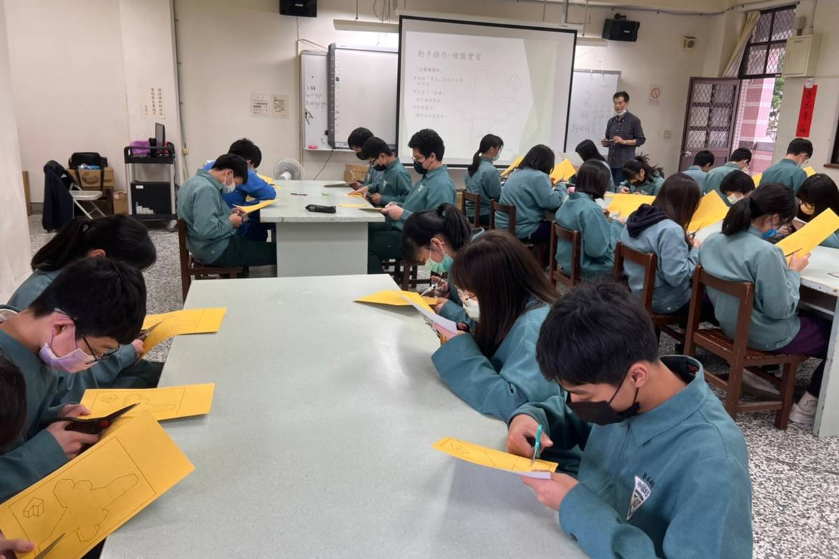 ]宜蘭縣頭城國中學生參與適性探索活動（圖為輪機科課程）