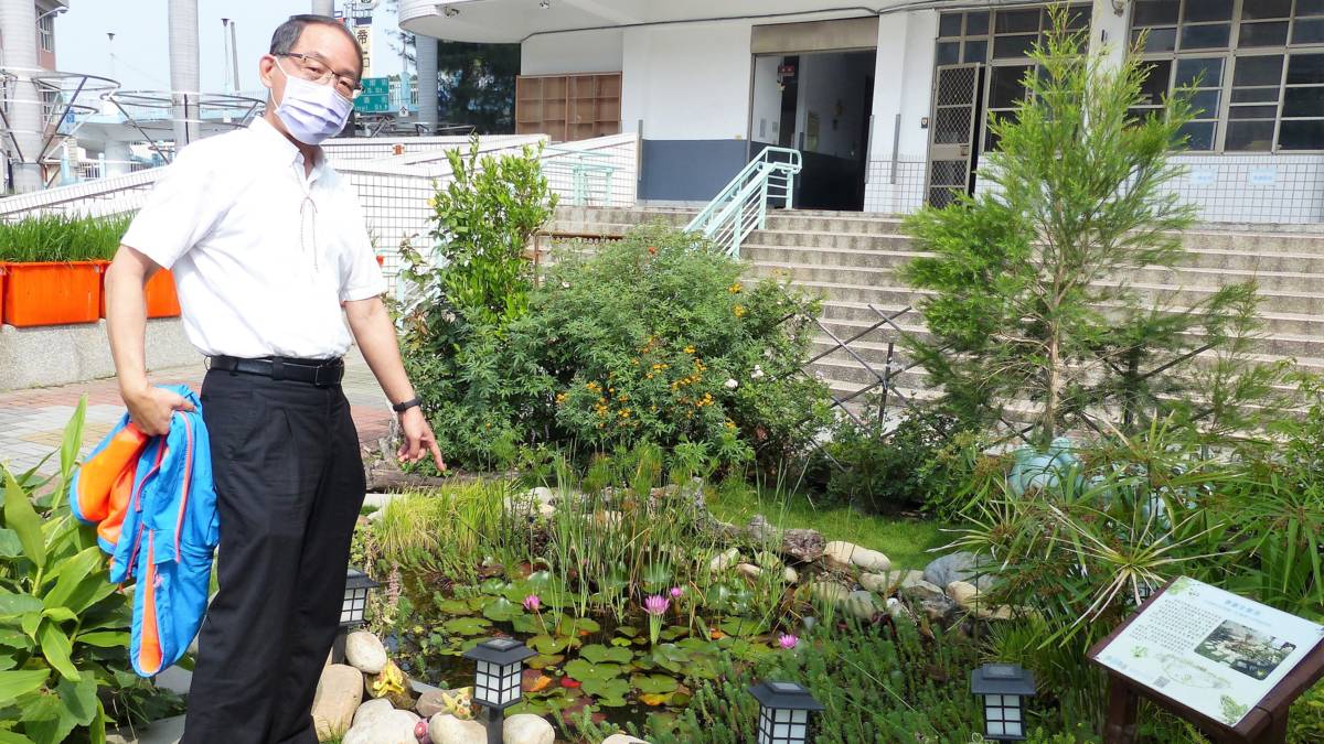 臺中國小校長張添琦親手參與挖出小池塘的辛苦過程