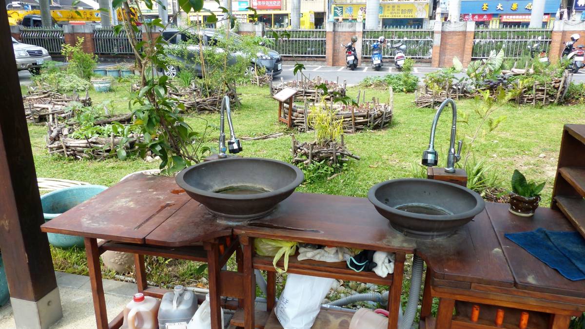 洗手台的廢水順著管線流入菜園讓水資源不浪費