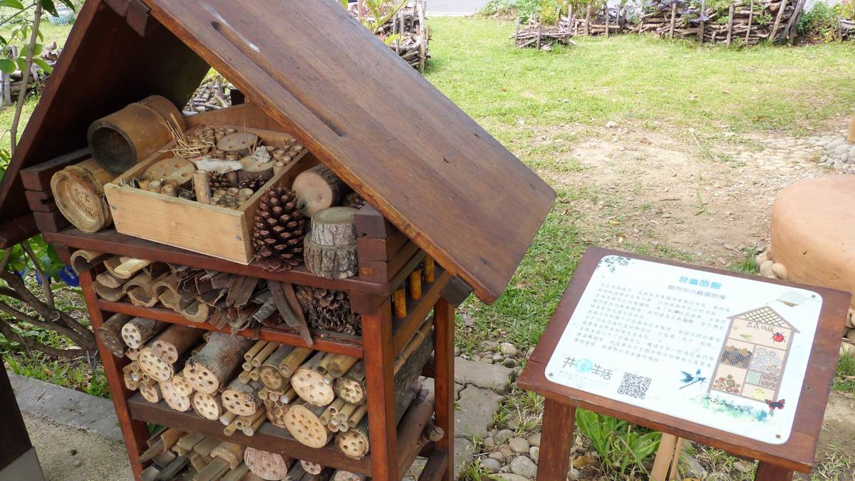 利用舊課桌椅製成昆蟲旅館讓校園生物更豐富