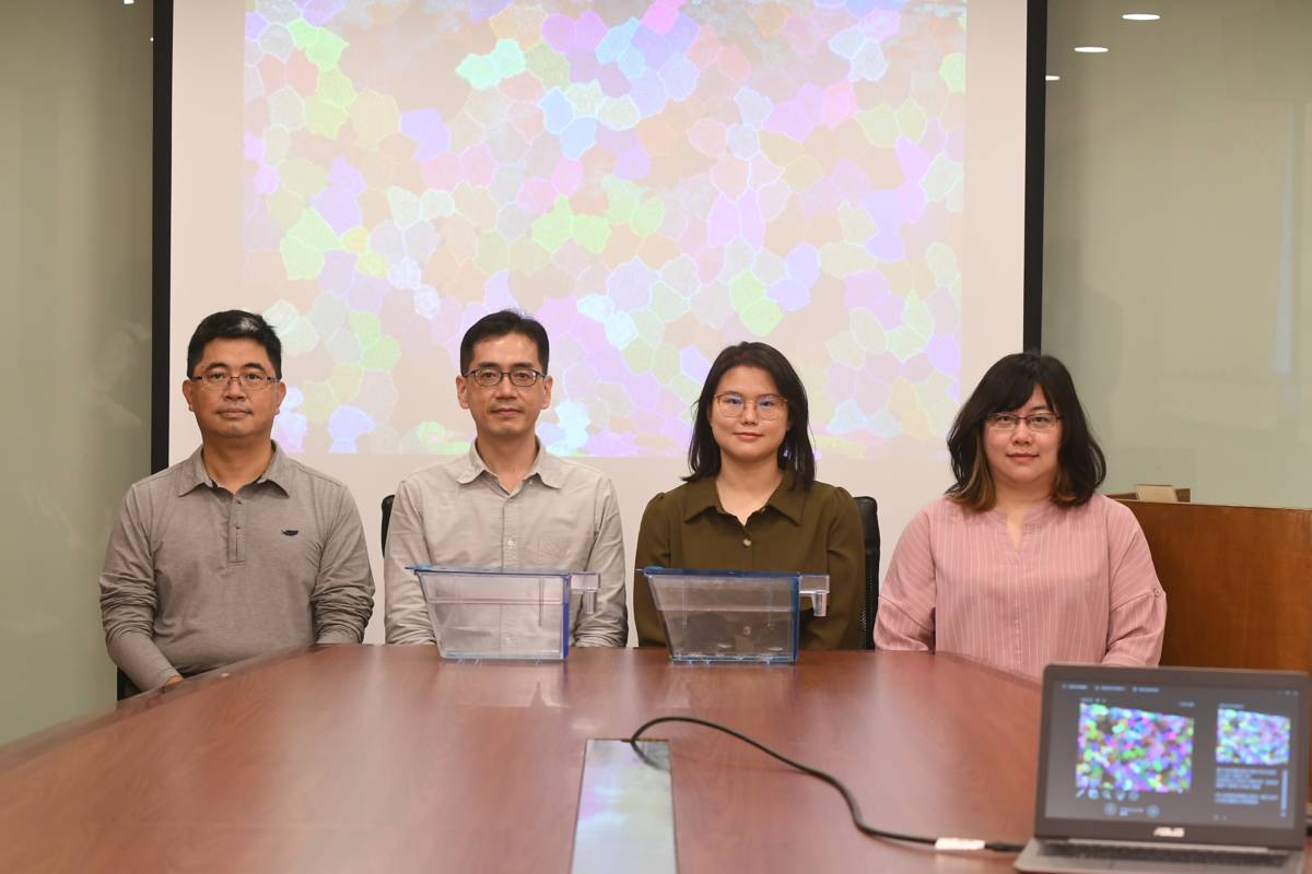 論文第一作者陳潔盈(右2)、中央研究院細胞與個體生物學研究所助研究員陳振輝(左2)