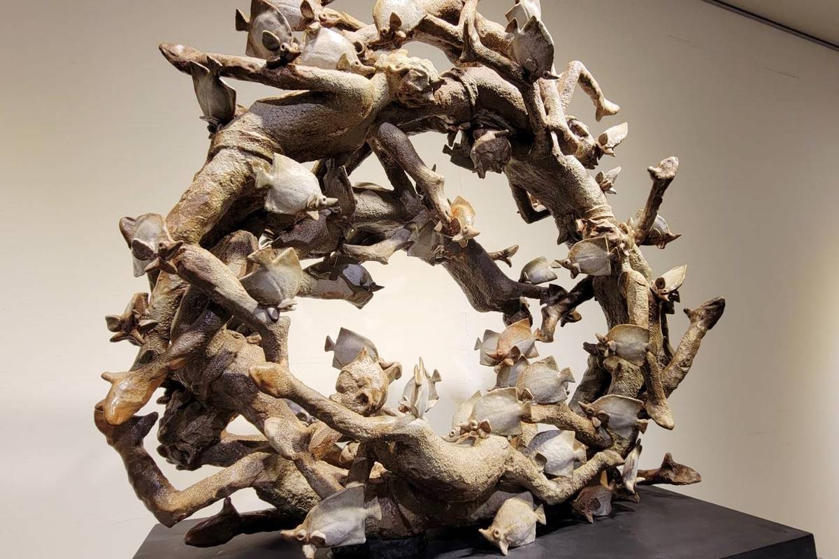 李永明陶藝作品「與海共舞」，呈現人與鰈魚悠游共舞的情境，是達悟族人與海洋和諧共生的最佳寫照。