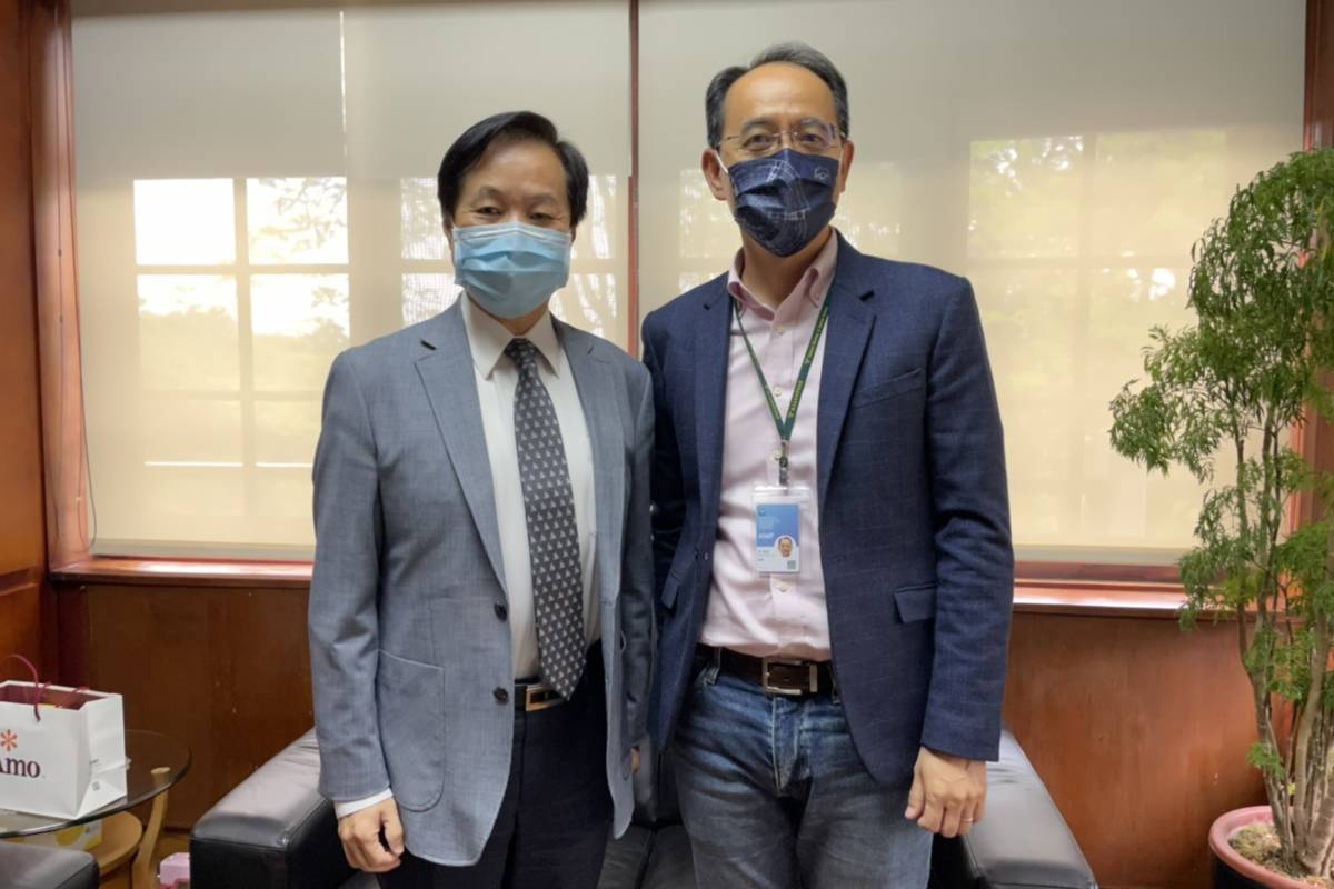 國立自然科學博物館館長焦傳金(右)與東海大學校長張國恩科普交流合影