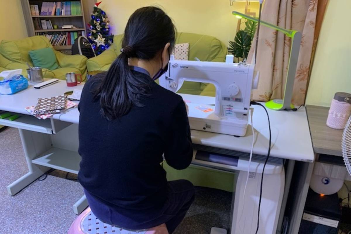 勇氣束口袋都是來自中高齡婦女的作品，過程中的道道工法，需要高專注力才能完成