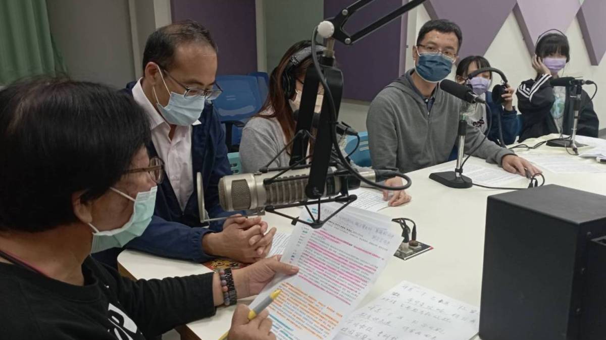 1110513呂郁靜校長訪問~國小組遊戲第一名東光國小林義順校長、林珣川主任、戴心禹老師、許淳恩同學、林定勳同學，  國小組動畫第一名新進國小林良駿校長、何翊綺主任、謝文榮老師、葛穎歆同學、劉丞芸同學-3.jpg