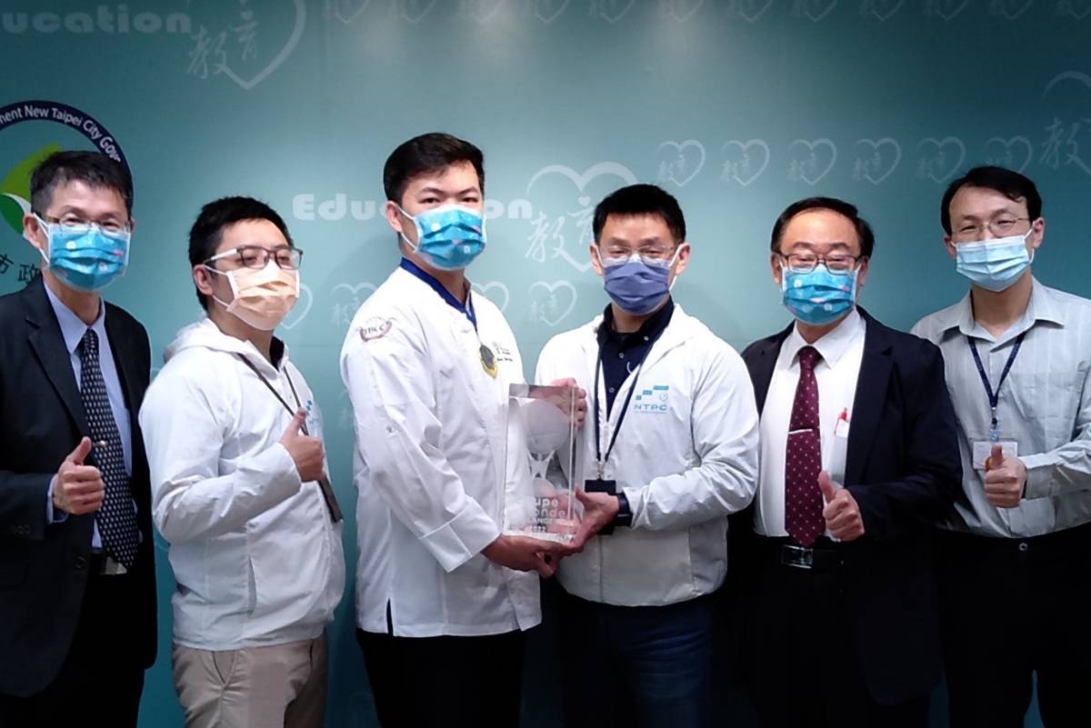 穀保家商嚴英哲校長(左一)、徐紹桓老師(左三)與黎明技術學院林明芳校長(右二)