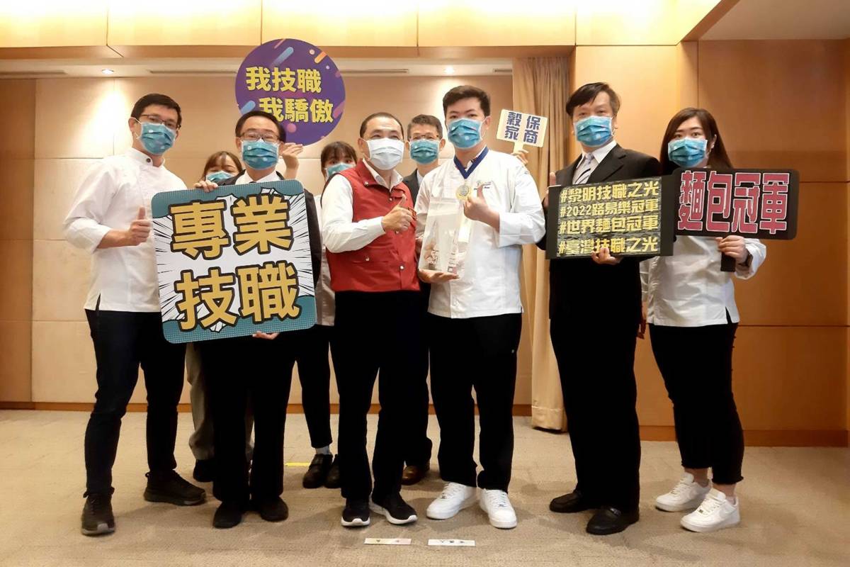 侯友宜市長稱讚製作藝術麵包見長的徐紹桓助理教授，藉由美學藝術融入麵包製作的創新技法獲得殊榮