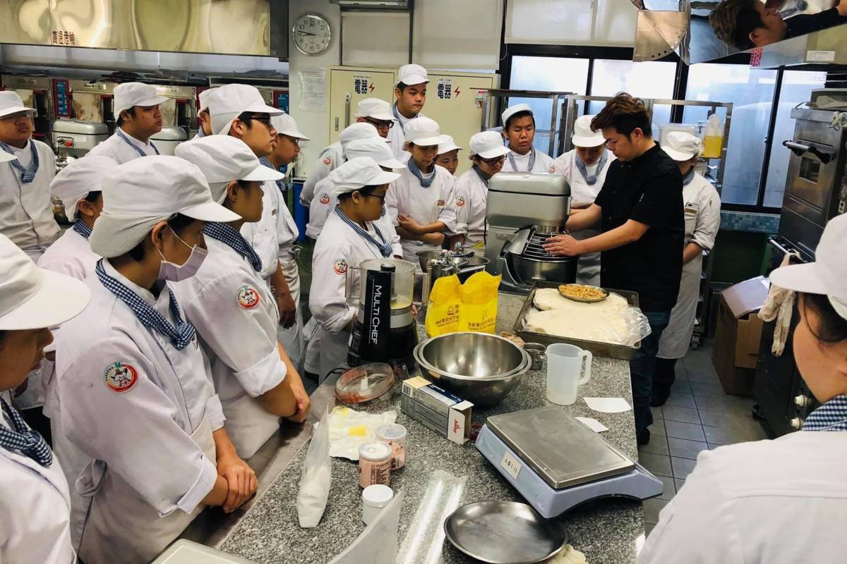 新北市餐飲技職教育領航計畫預計111學年度正式啟動，圖為徐紹桓老師授課畫面(資料照)