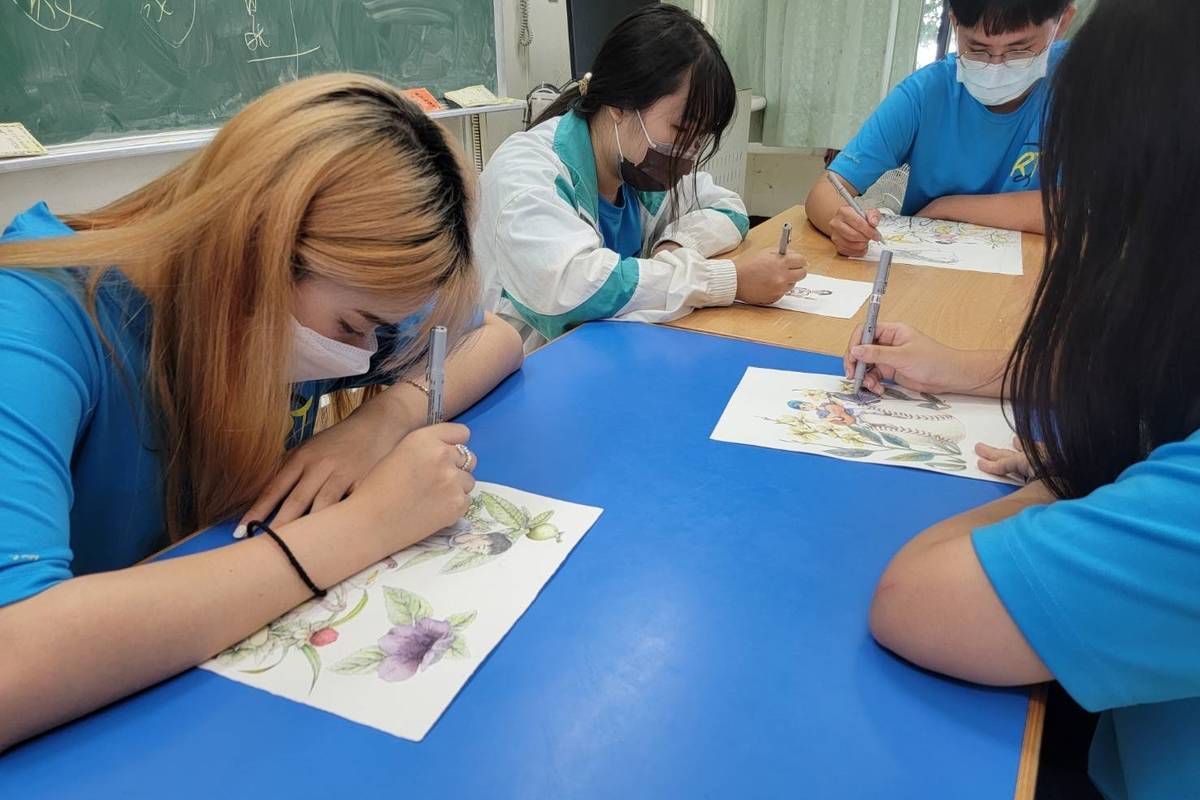 臺東縣刊《看見臺東》第350期以「少年臺東」為主題，特別邀請臺東女中美術班合作，由學生精心繪製封面與內頁插圖，手繪質感呈現與往期截然不同的風格。