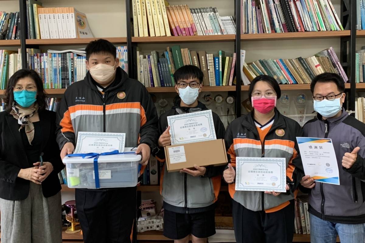 瑞芳高工團隊榮獲結構創意組裝競賽全國冠軍，左起PASCO錫昌科技全淑萍經理、參賽學生吳侑承、戴上鈞、莊淑貞、指導老師李銘哲