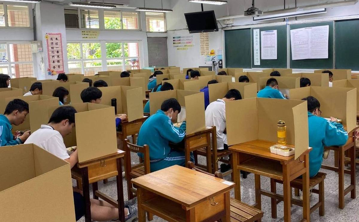教育局加強會考防疫相關措施，在午餐注意使用隔板(資料照)