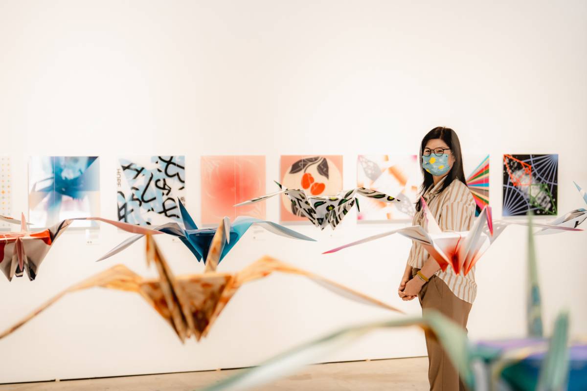 駁二「HOPE—希望的形狀」開展，文化局局長王文翠欣賞「承載希望」展區。