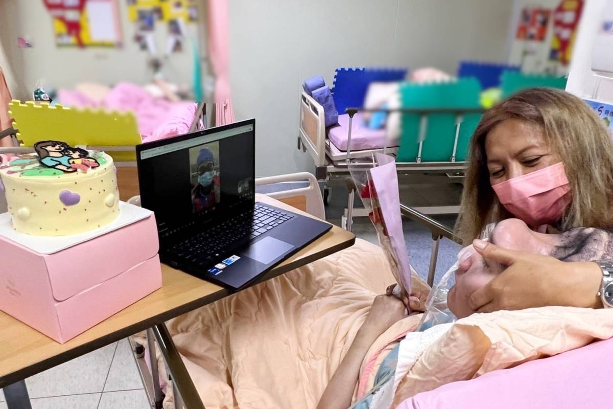 創世臺東院同仁特地安排視訊方式，讓院民阿浩與母親共度佳節。