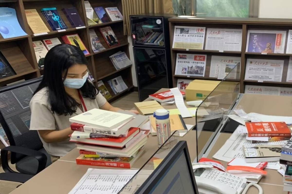 郭映辰同學協助圖書館新書編目 (教育部提供)